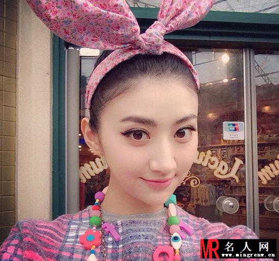 景甜游乐园卖萌 大露美腿可爱性感(1)