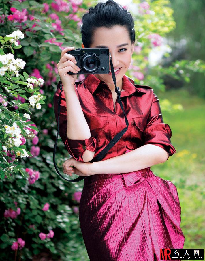 许晴夏日花丛写真 化身时尚花仙子(1)