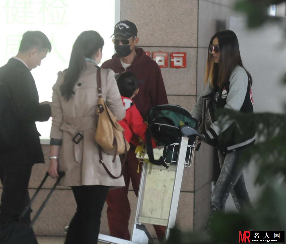 王志文携妻儿出行 眼镜口罩遮挡严实防偷拍(1)