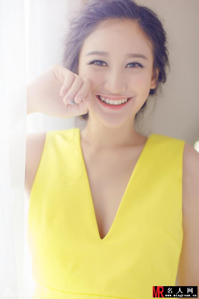曾泳醍靓丽时尚写真 甜美随性展笑容(1)