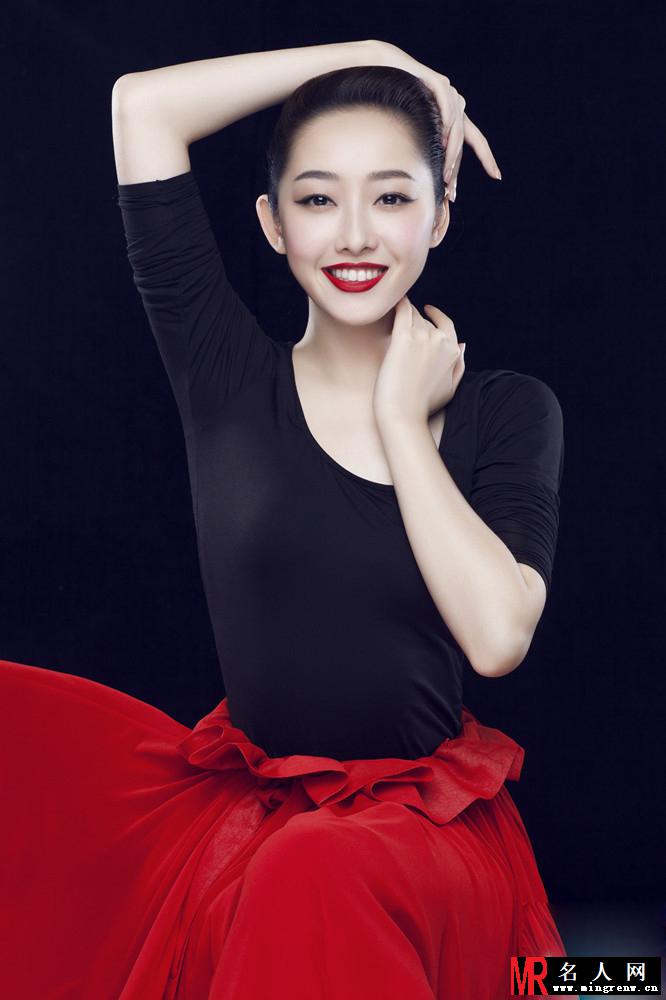 蒋梦婕红唇俏丽写真 俏皮大胆散发另类气场(1)