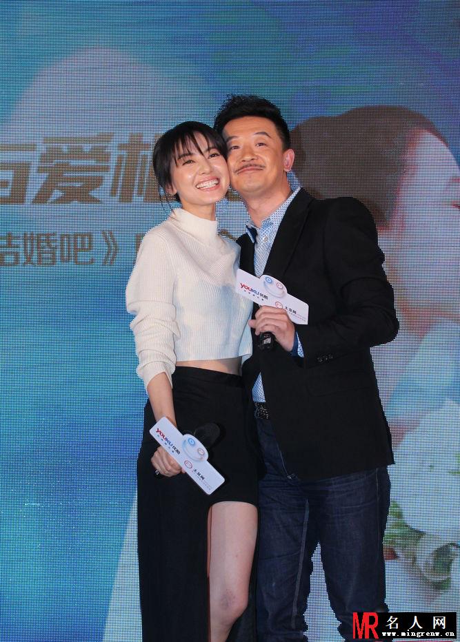 高圆圆着超短裙防偷拍 美腿惊现瘀青(1)