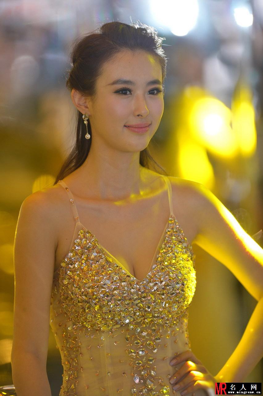 车模兽兽黄金水钻土豪装扮亮相 低胸性感秀爆乳(1)