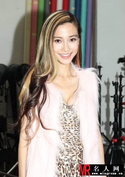 Angelababy豹纹紧身露深沟 暗示与黄晓明情未变(1)