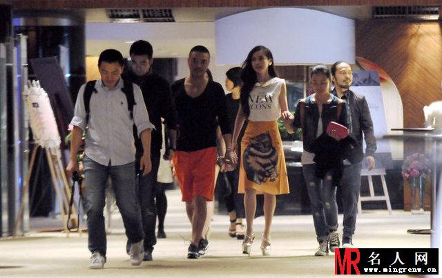 Angelababy一路被扶 与潮男热聊赶看权志龙个唱(1)