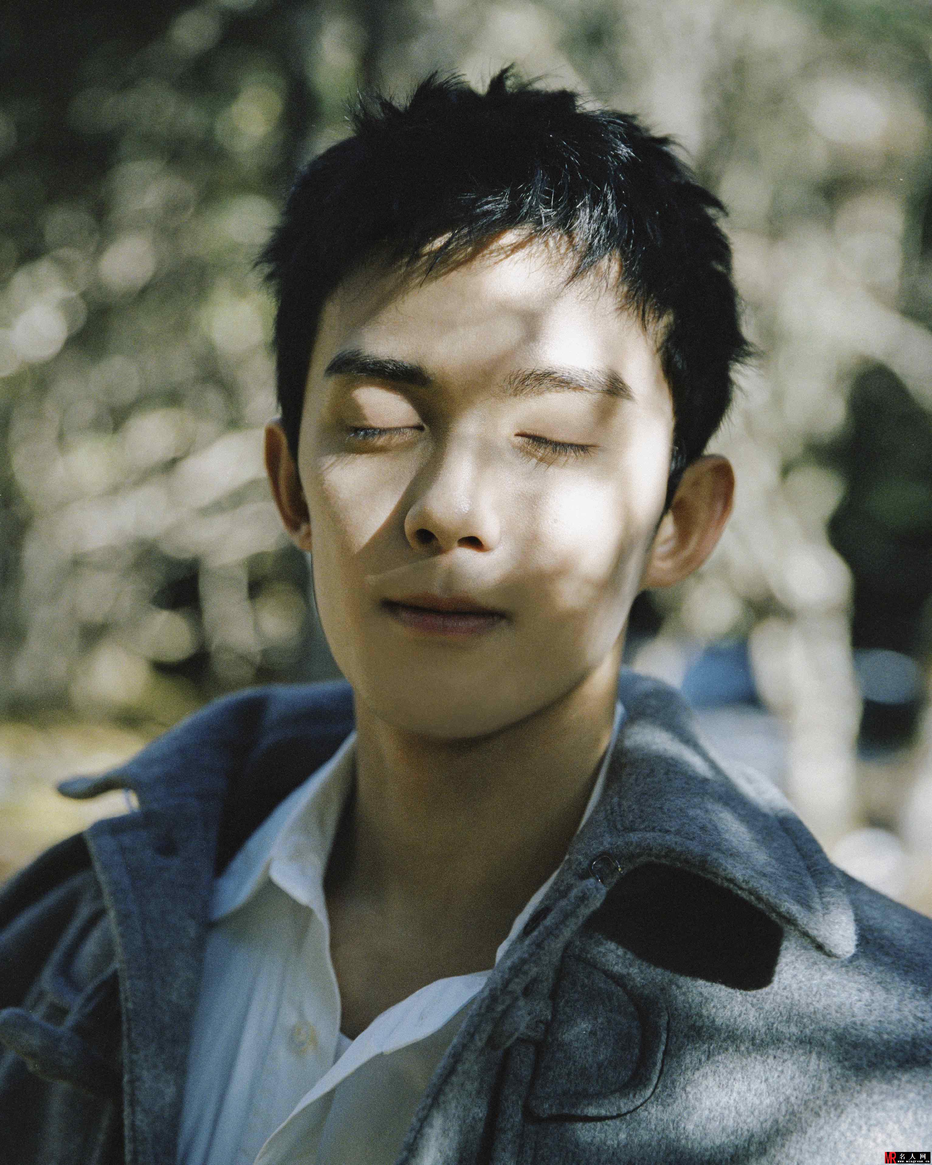 吴磊胶片写真曝光 尽显少年清冽(1)