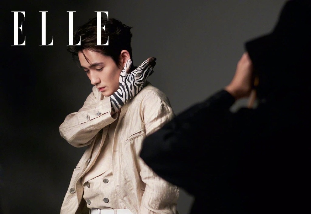朱一龙《ELLE》写真拍摄花絮 眉眼温柔令人沉醉(1)