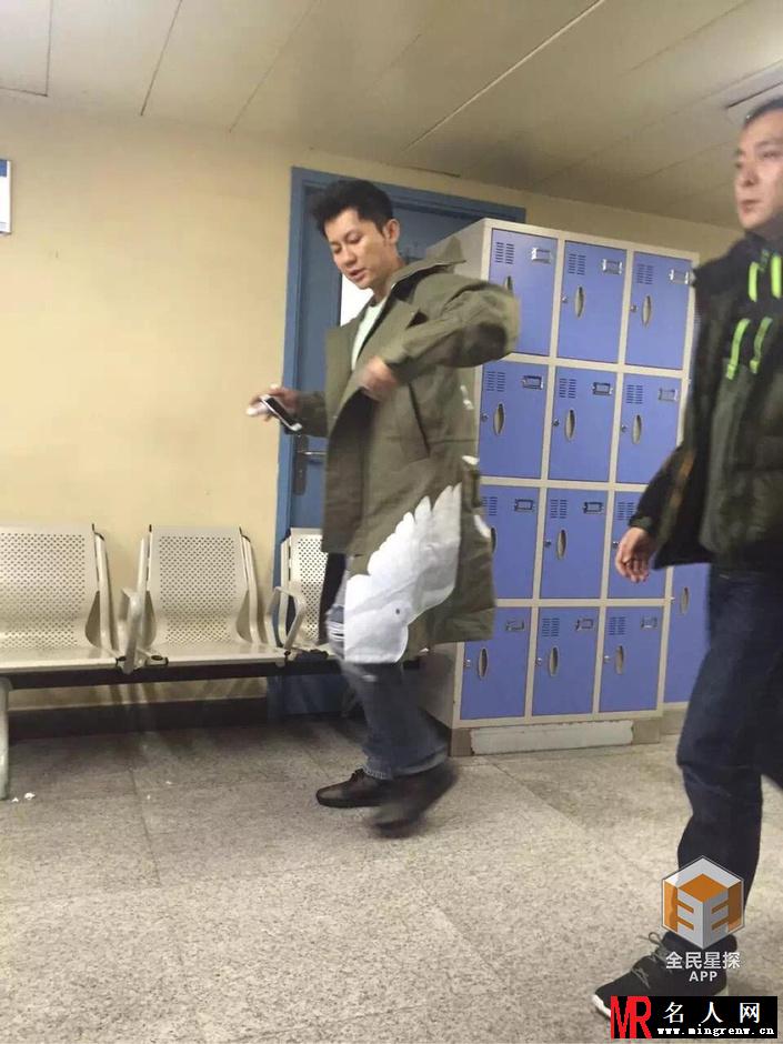 李晨手指受伤包扎明显 戴口罩现身医院(1)
