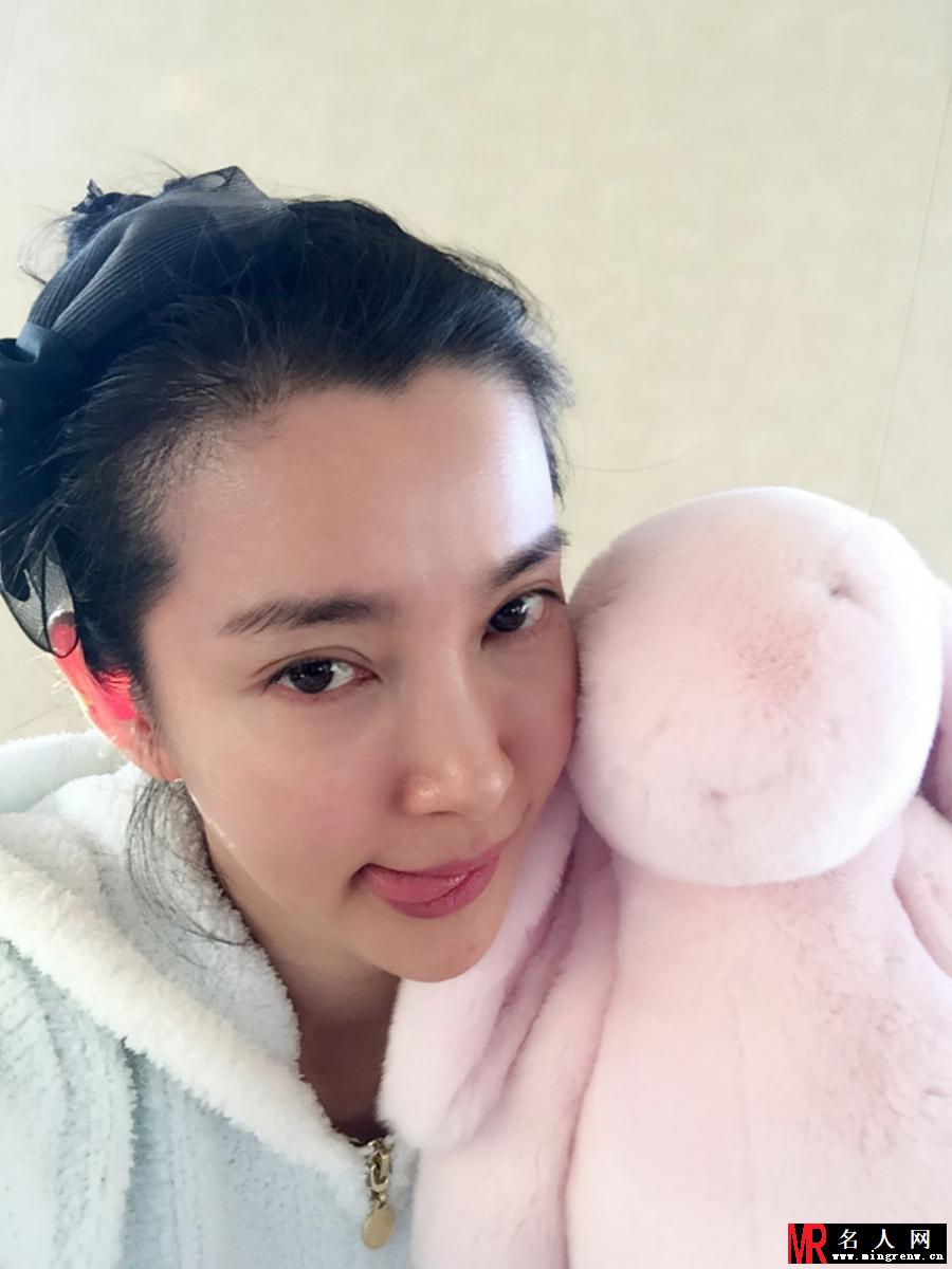 李冰冰搞怪变女神经 穿睡衣素颜打包行李(1)