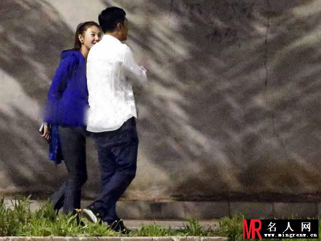 张雨绮新恋情曝光 与神秘男牵手压马路(1)