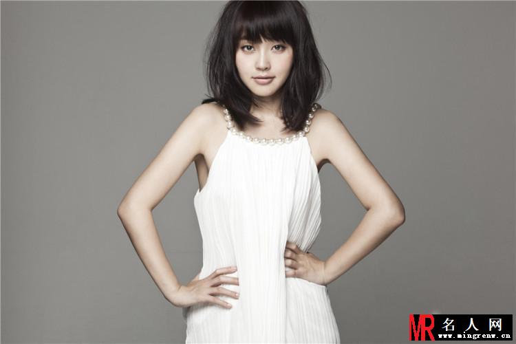 张佳宁香肩微露登杂志 甜美演绎小性感(1)
