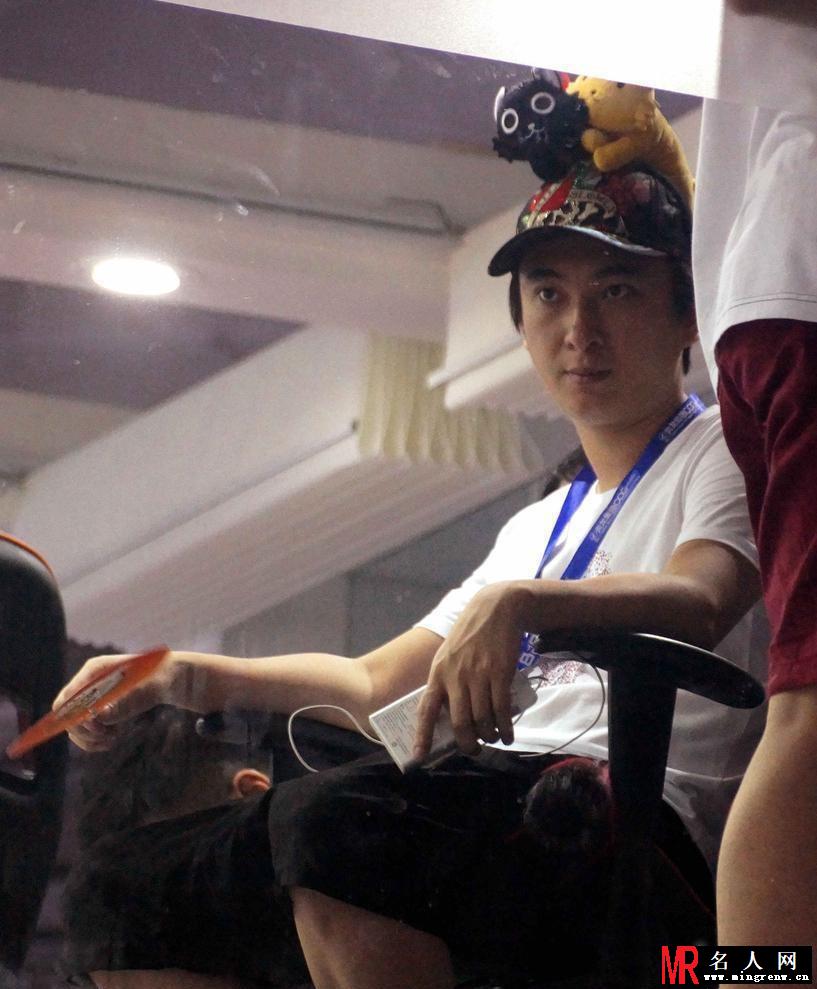 霸道总裁也卖萌！王思聪头顶玩偶现身(1)