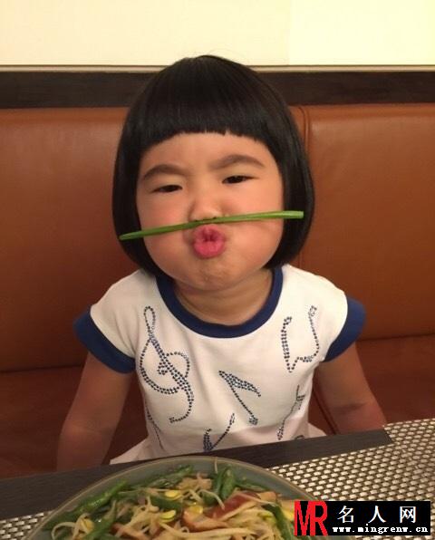 曹格娇妻吴速玲晒照 姐姐短发嘟嘴似小丸子(1)