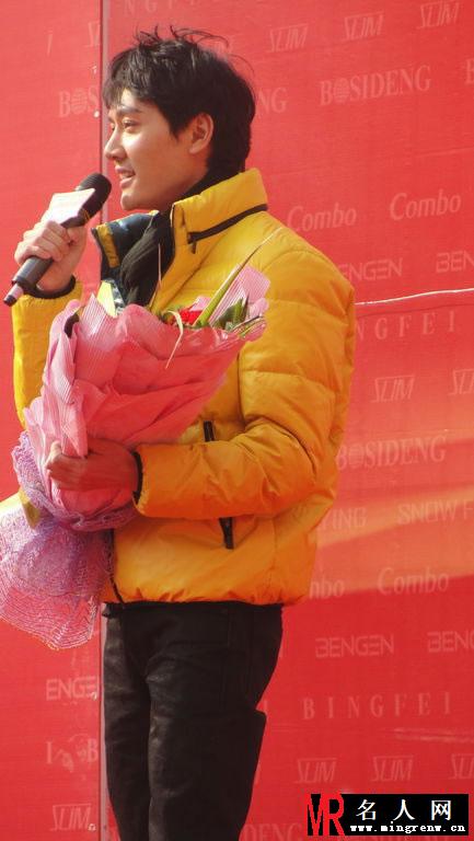 2012年德州雪中飞活动 冯绍峰粉丝热情火爆(1)