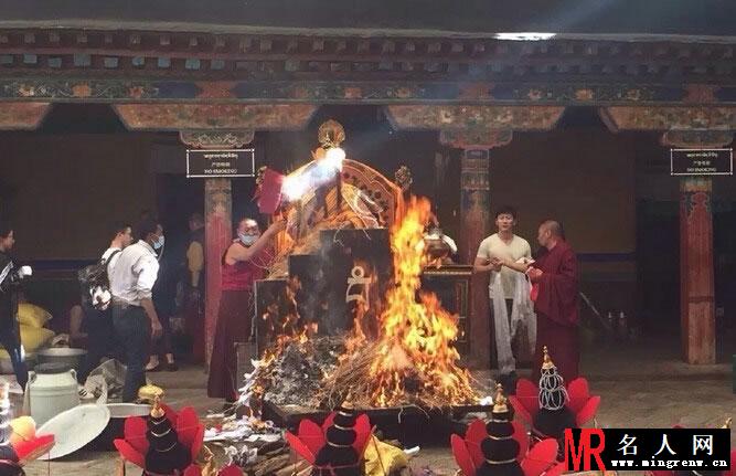 范冰冰李晨大昭寺虔诚礼佛 十指紧扣恋情甜蜜(1)
