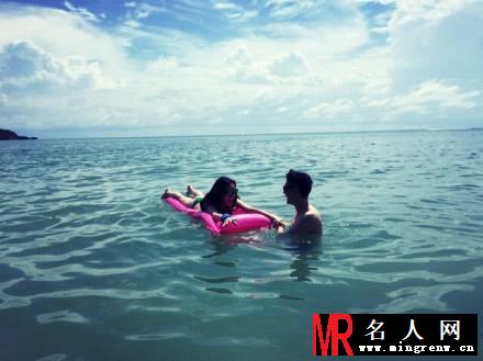 倪妮2014海滩游泳照 网友惊呼神秘男是冯绍峰(1)