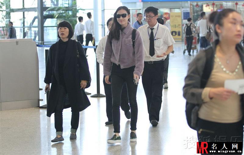 倪妮机场被偷拍大汇总 凉爽夏装米奇衣凸显可爱青春(1)