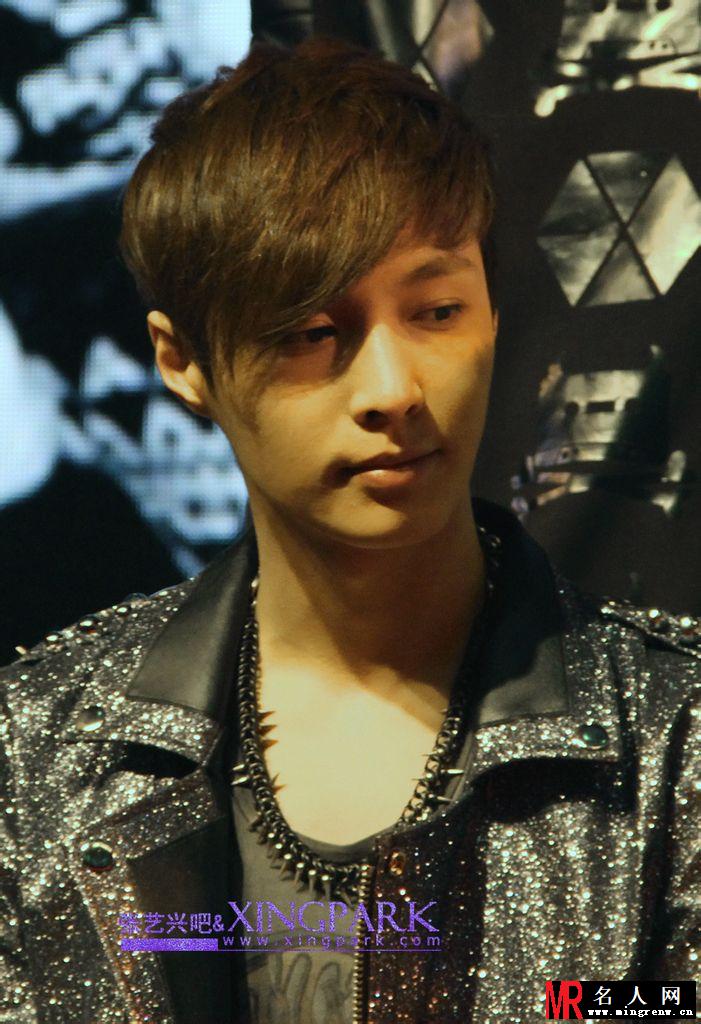 EXO张艺兴2012年帅气髙颜值亮相北京SHOW CASE 精彩表演引粉丝欢呼(1)
