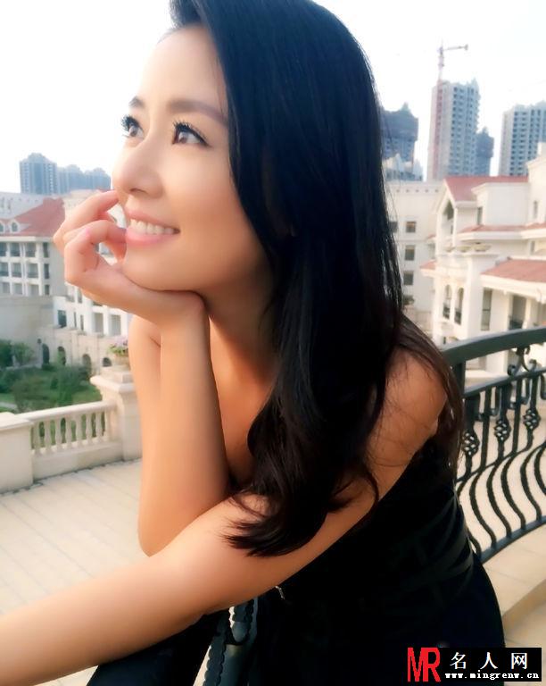 林心如现身沈阳六桂福开业庆典 活动之前阳台悠闲看风景(1)