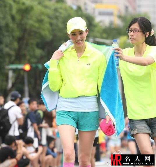 张钧甯2014年Nike路跑 大秀长腿蜂腰(1)