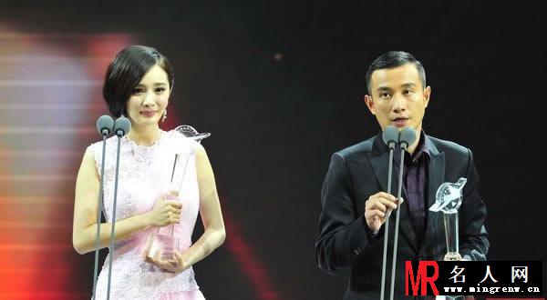 杨幂勇夺金鹰节视后 牵手何晟铭现身(1)