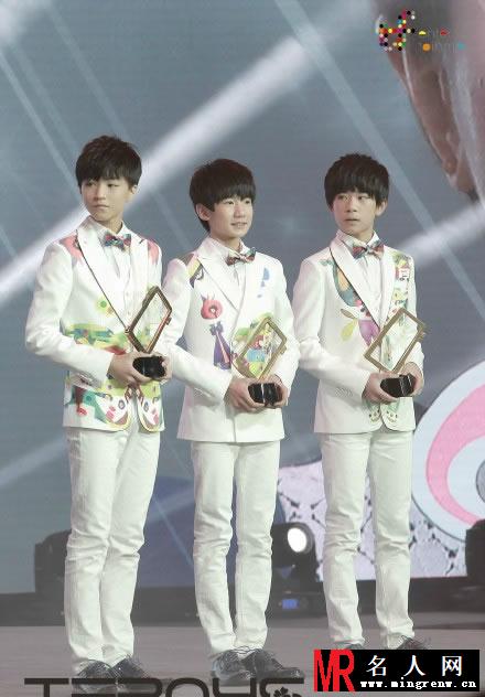 TFBOYS白色礼服参加活动特辑 并献唱引观众兴奋(1)