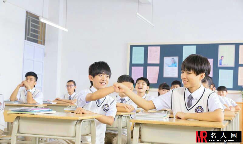TFBOYS代言步步高广告 和何炅老师合照(1)