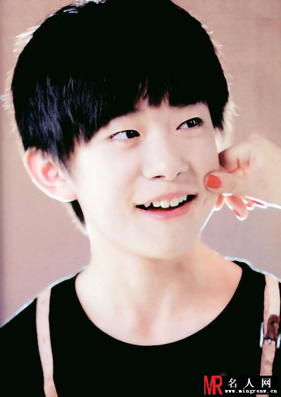 TFBOYS易烊千玺生活照 西瓜雕花惊呆网友(1)