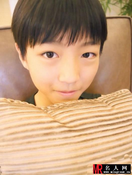 TFBOYS王俊凯条纹背心 嫩白可爱萌萌达(1)