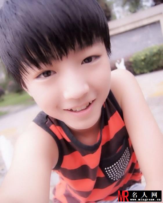 TFBOYS王俊凯条纹背心 嫩白可爱萌萌达(1)