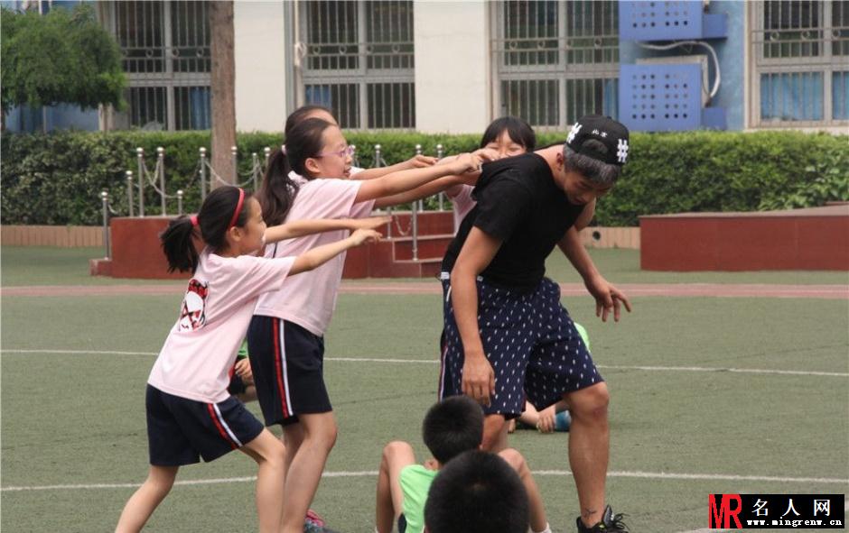 邓超到小学当“插班生”跟小学生玩撕名牌(1)