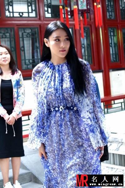 张馨予亮相某手机游戏发布会 对李晨死心期待新恋情(1)