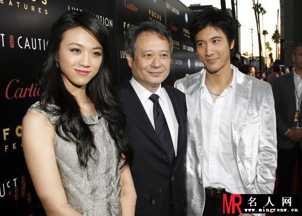 汤唯惊艳出席发布会 显性感妩媚(1)
