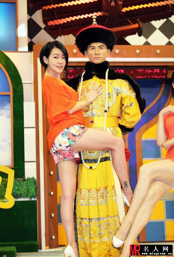 小S贴身抚摸吴奇隆蜡像 豪放摸下体现场脸红心跳(1)