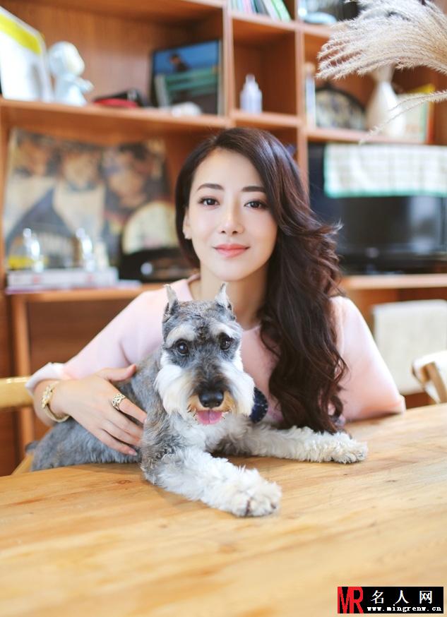 陈紫函家居写真曝光 与爱犬嬉戏欢乐无限(1)