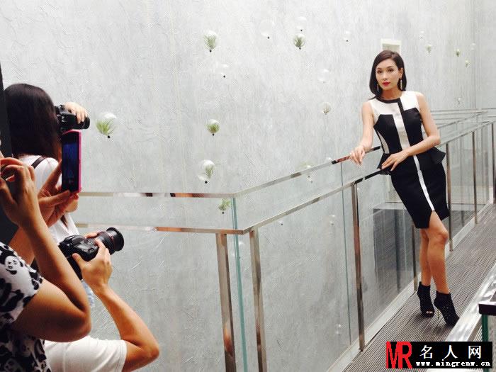 杨恭如受邀拍摄写真 魅力迷倒摄影师(1)