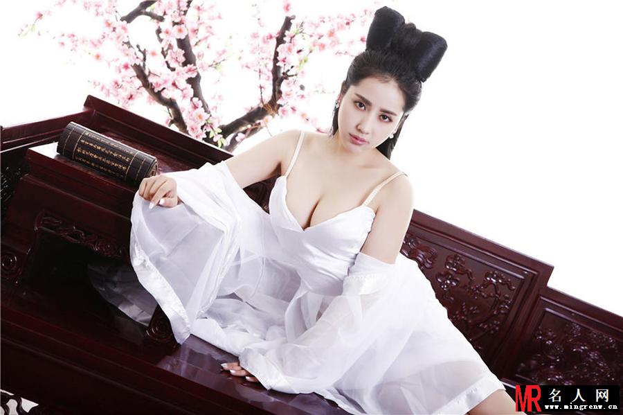嫩模版倩女幽魂 深V露豪乳遭网友吐槽(1)