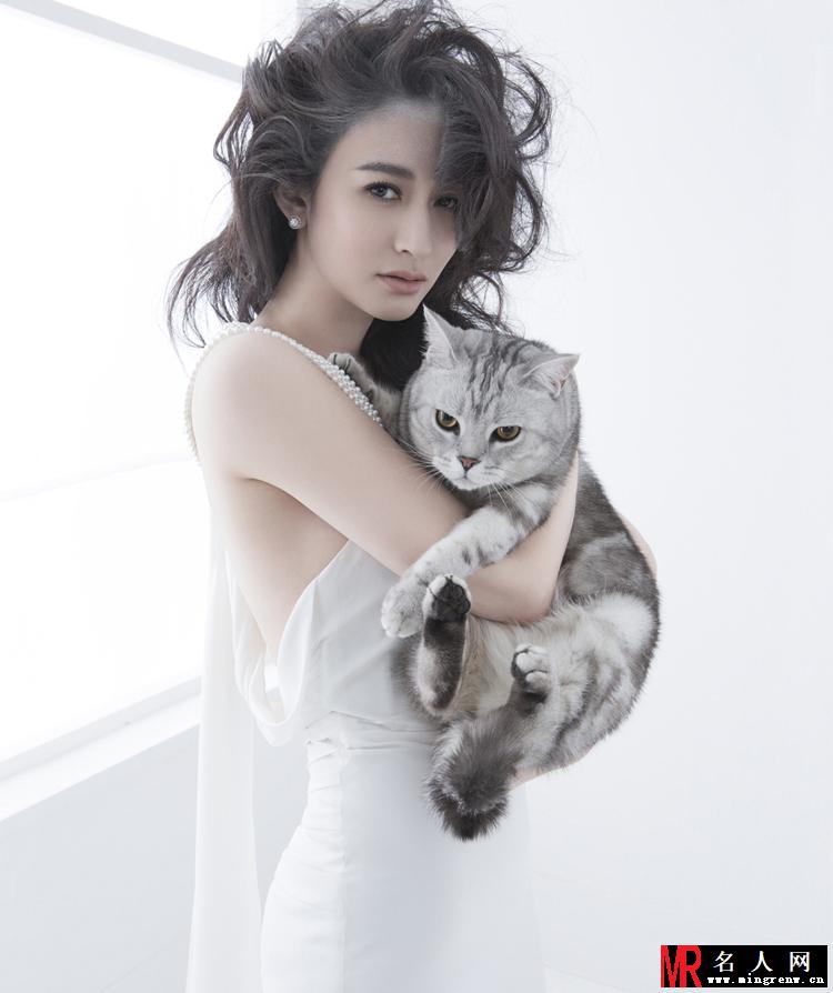 李小冉冷艳写真 纯白婚纱尽展优雅身姿(1)