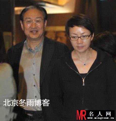 宋丹丹秀恩爱晒旧照 小鸟依人尽显小女人(1)