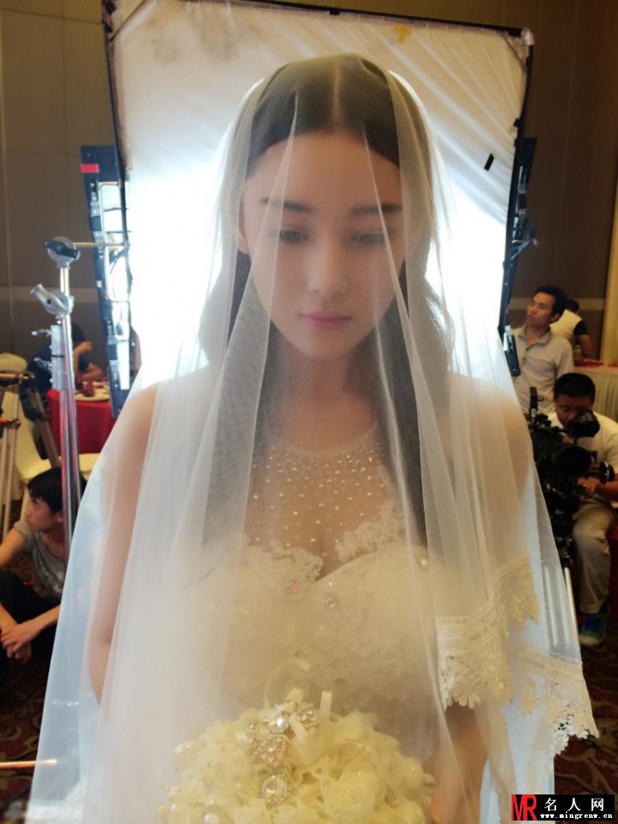 张馨予化身娇羞新娘 傲人上围十分抢镜(1)