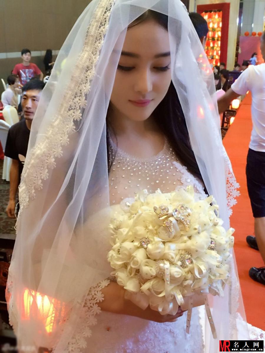 张馨予化身娇羞新娘 傲人上围十分抢镜(1)
