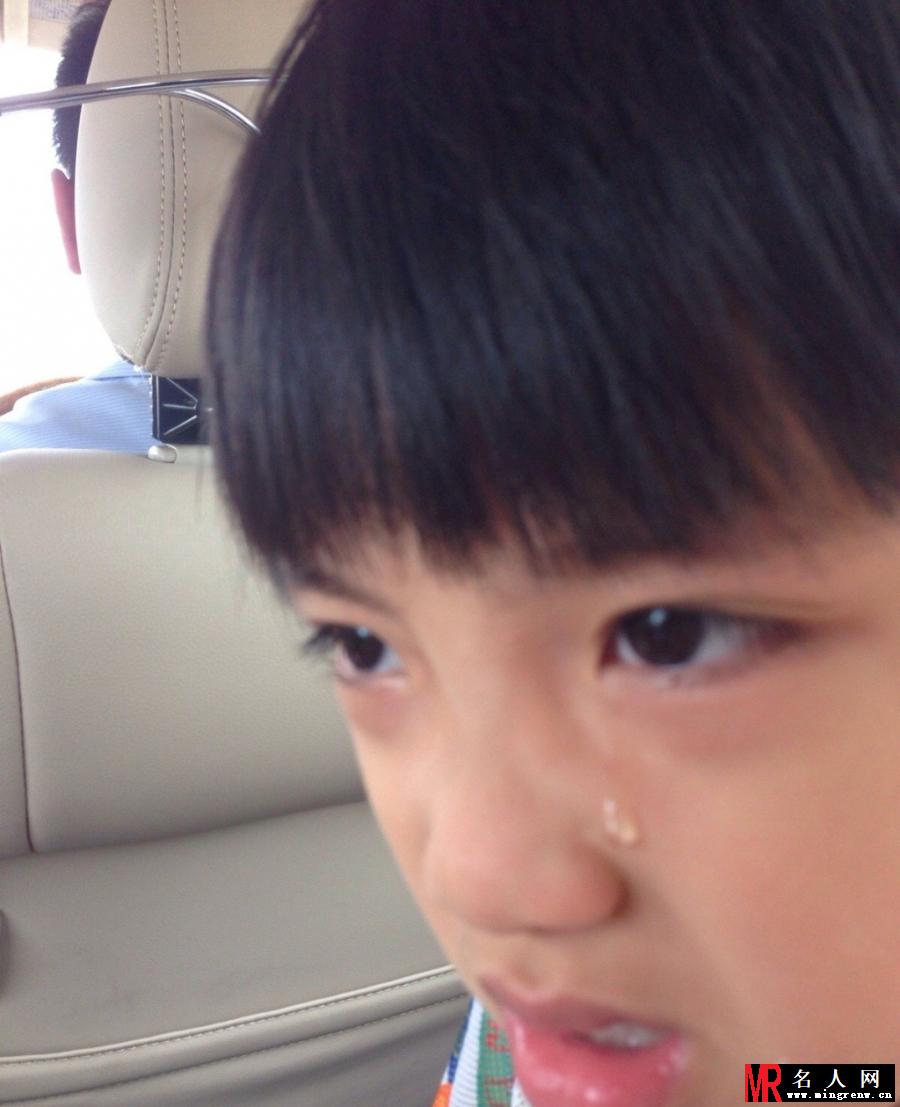 吴镇宇微博晒儿子哭照 网友直称费曼别哭(1)