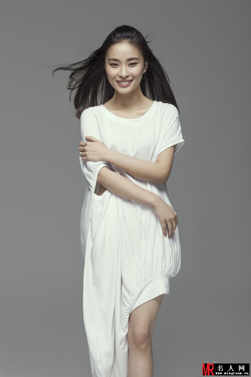 杨媛之冷艳写真曝光 获封翻版倪妮(1)