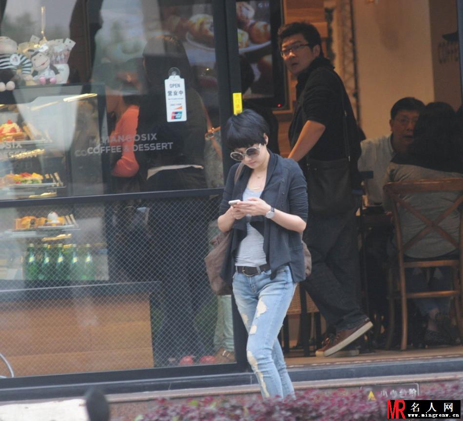 马伊琍与友人聚餐 手机不离身先行离开(1)