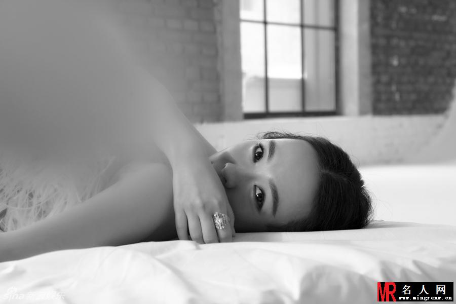 霍思燕产后复工拍摄杂志 优美线条慵懒迷人(1)