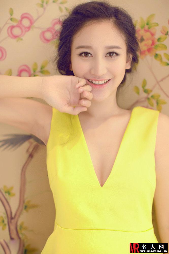 曾泳醍靓丽时尚写真 甜美随性展笑容(1)