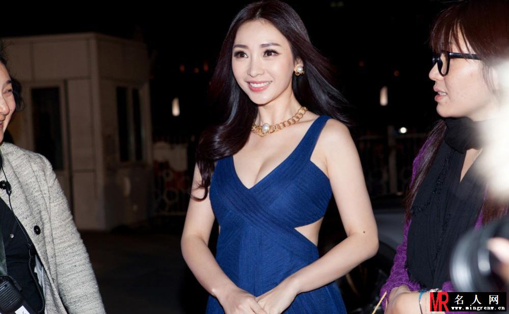 柳岩性感深V亮相盛典 宝蓝色纱裙优雅妩媚(1)