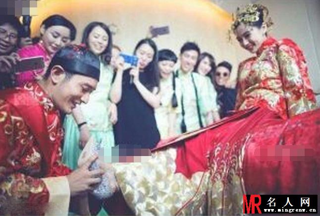 黄晓明绝密婚照曝光 为Baby穿水晶婚鞋(1)