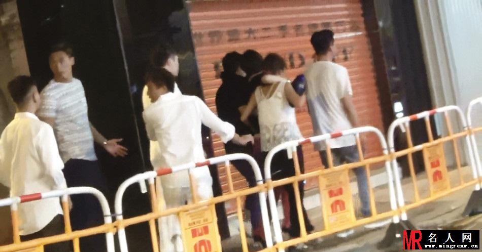 40岁佘诗曼街头醉酒 被男友人揽腰搀扶(1)