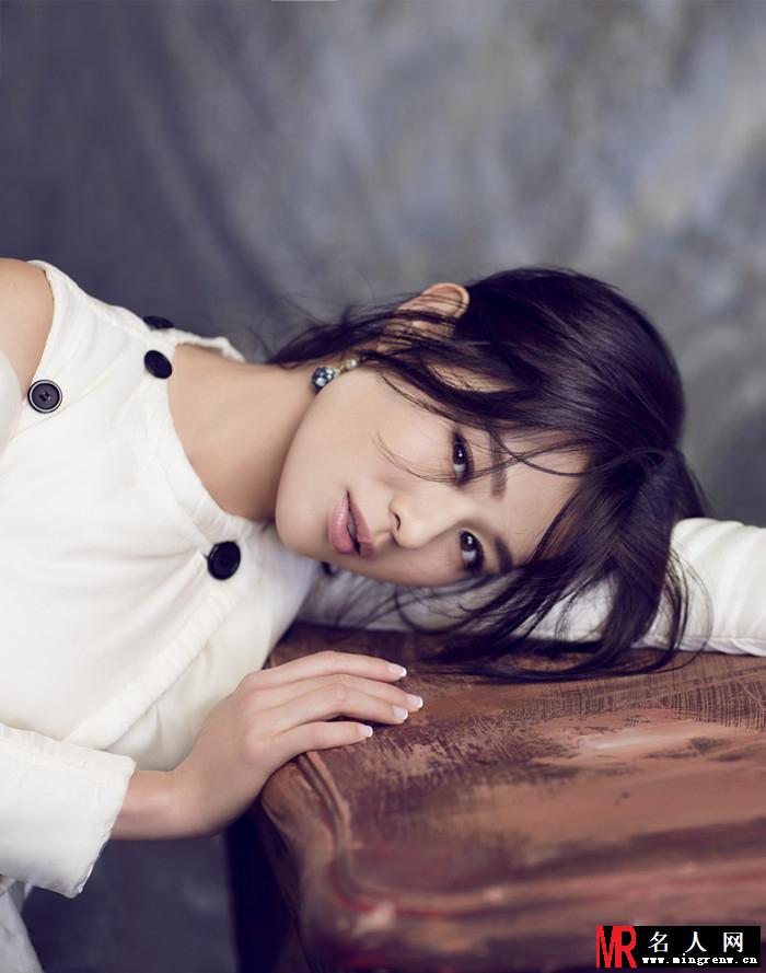 胡杏儿登杂志封面 率性柔美展熟女气质(1)